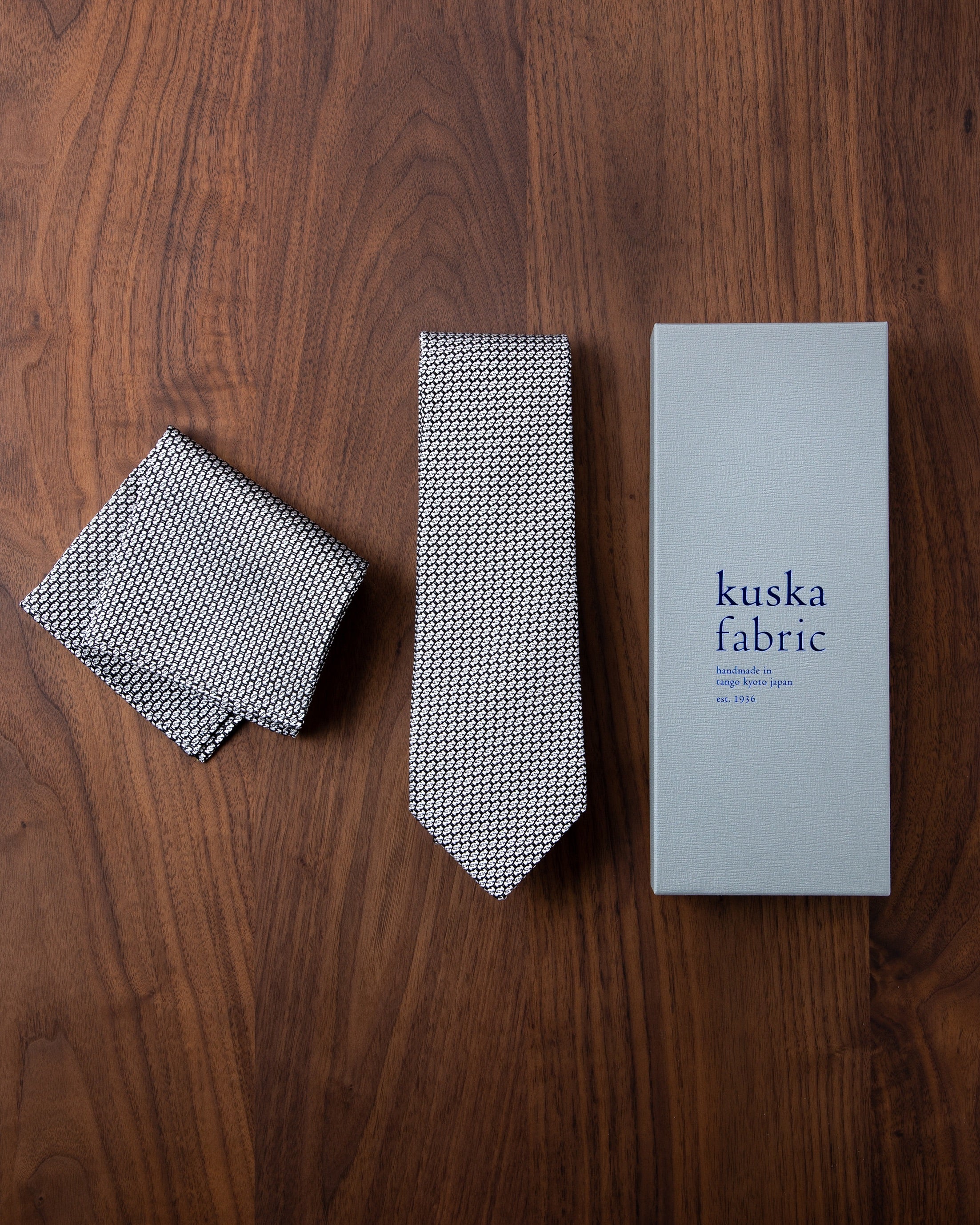 ガルザタイ & チーフ ホワイトグレー