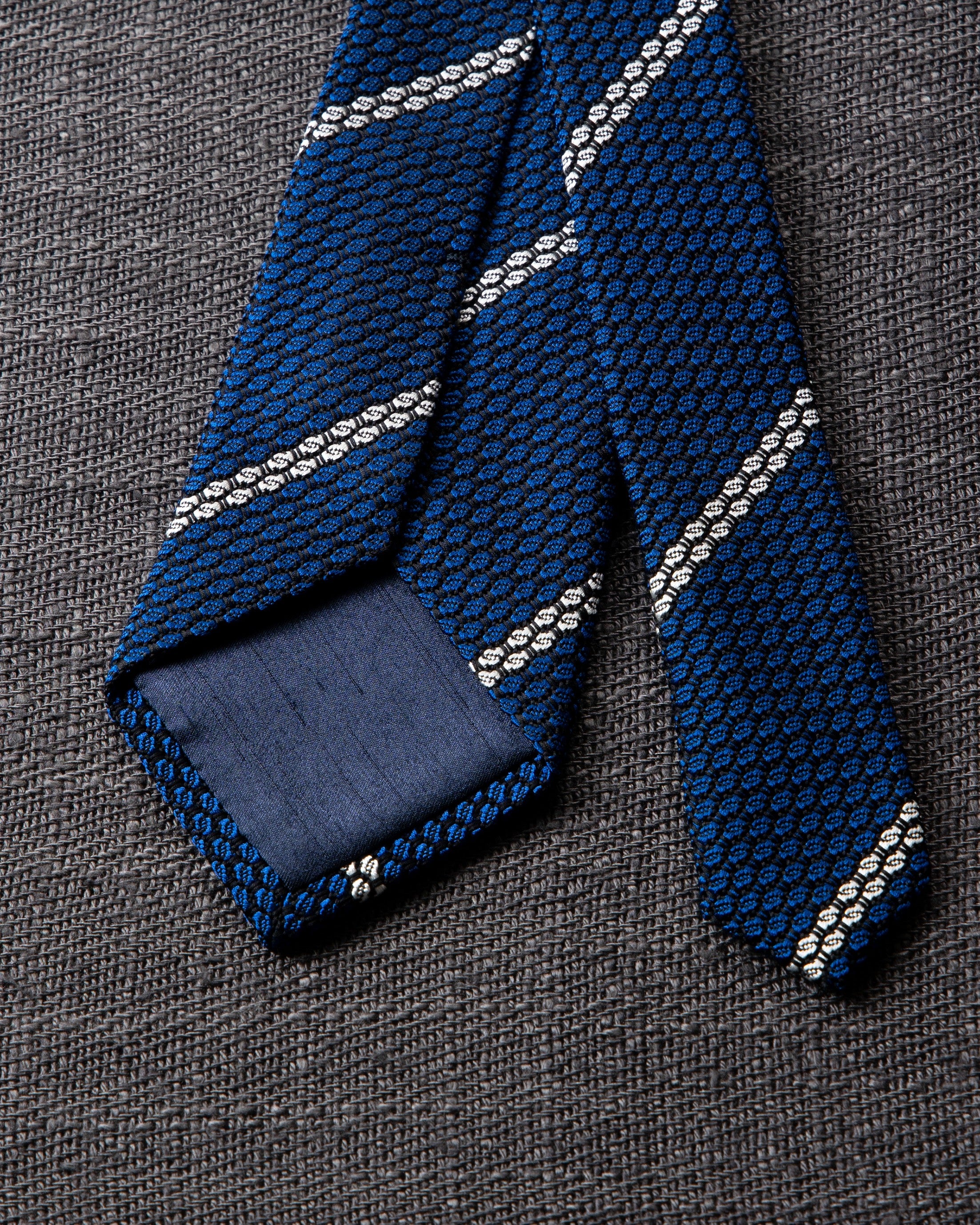 ガルザホワイトラインタイ & チーフ ネイビー