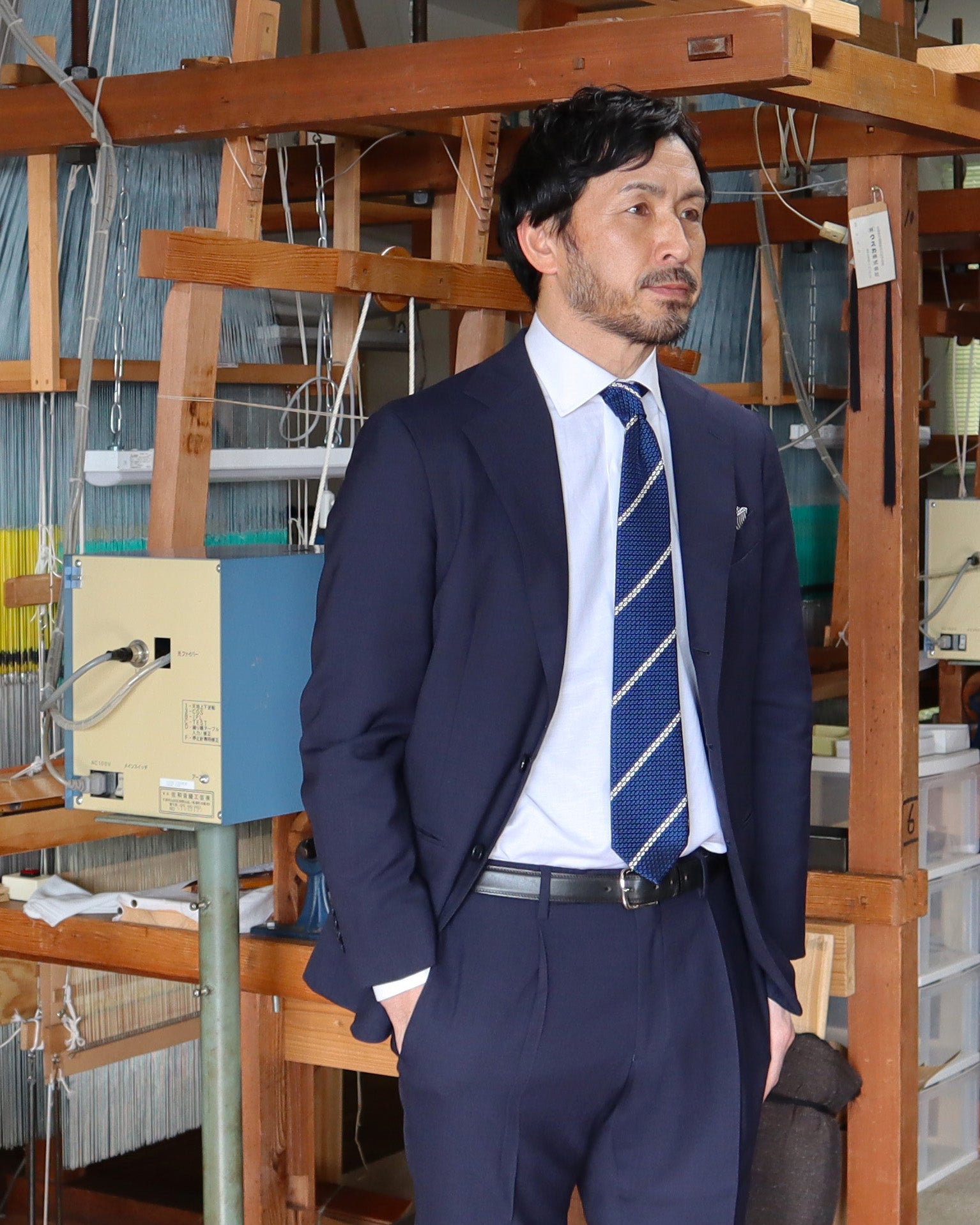 ガルザホワイトラインタイ & チーフ ネイビー