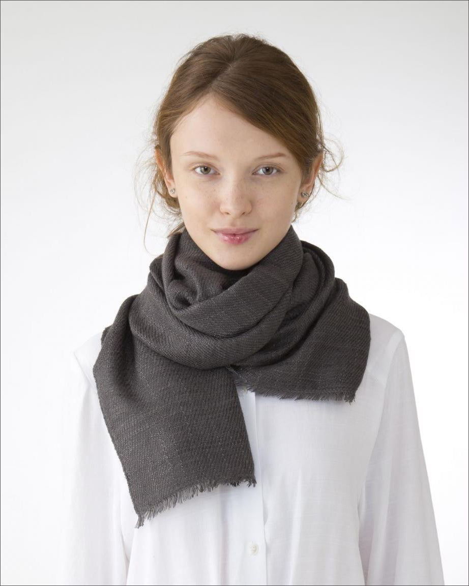 手紡ぎ真綿シルクマフラー グレー