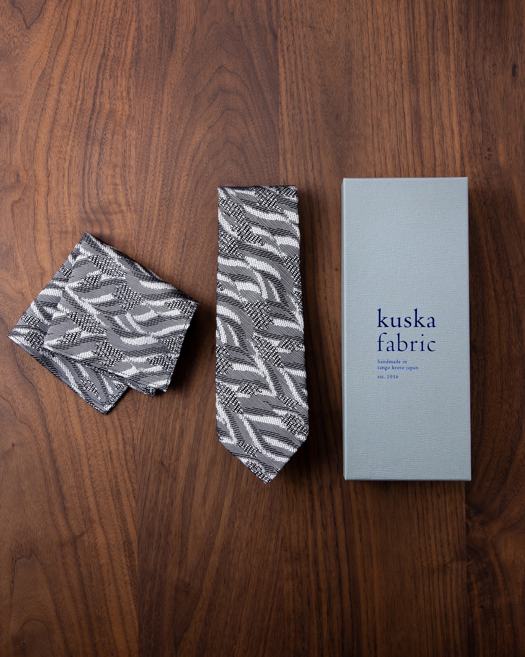 【Art】WAVE HEAD タイ & チーフ ホワイトグレー