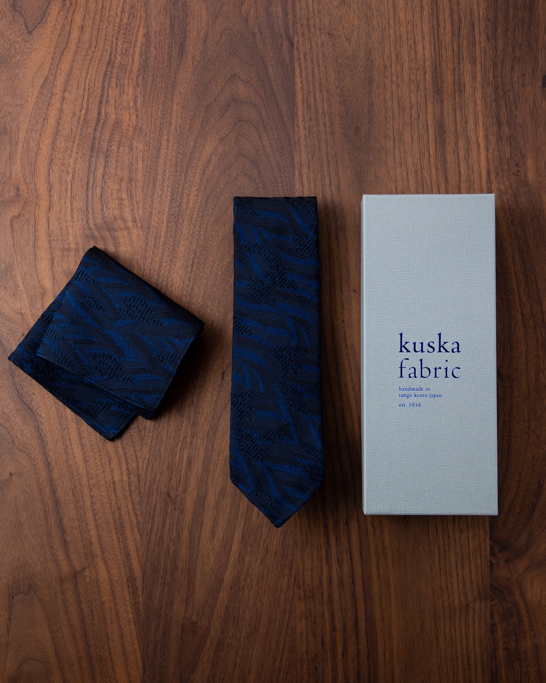 【Art】WAVE HEAD タイ & チーフ ダークネイビー