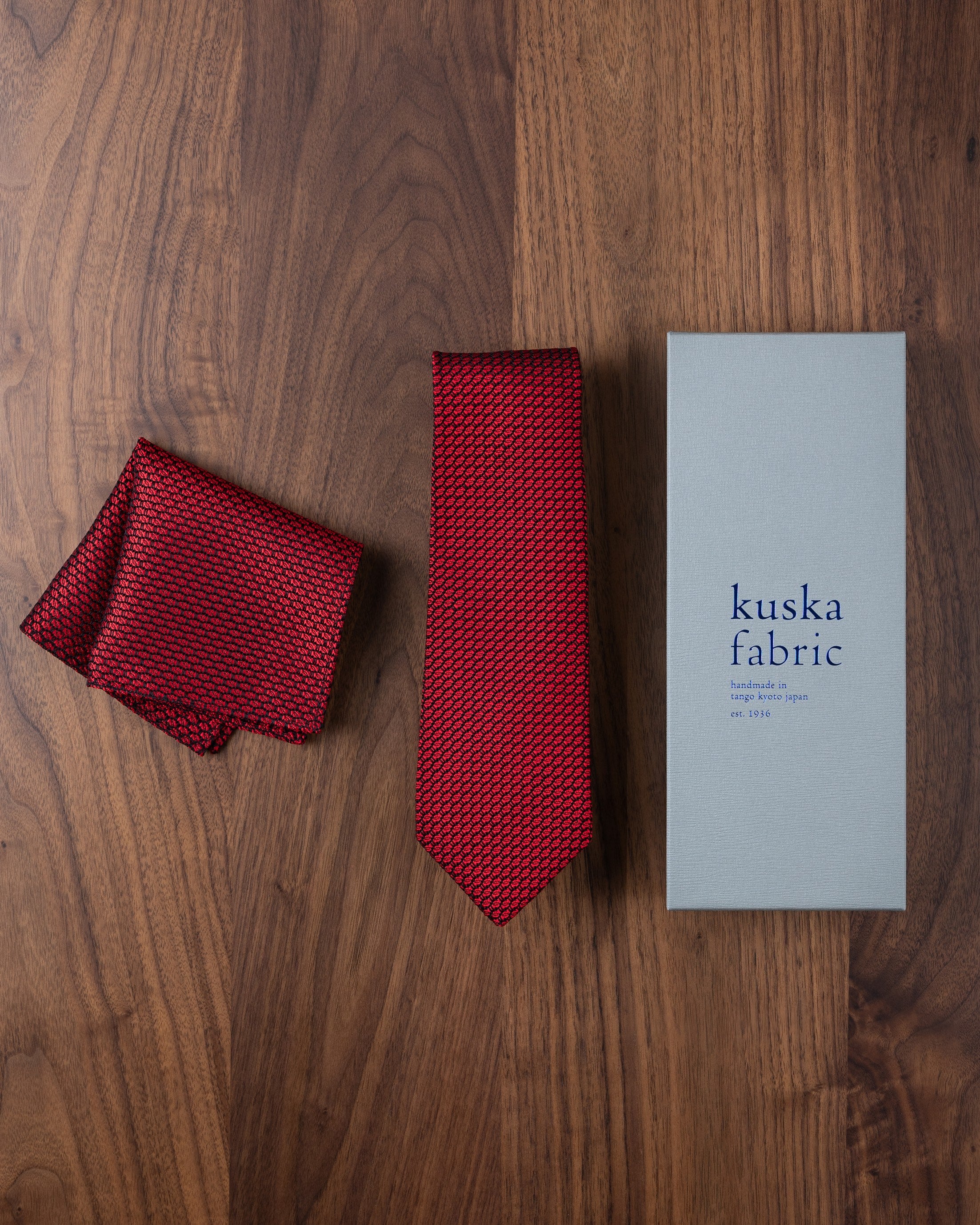 Garza Tie & Pocket Square White Gray