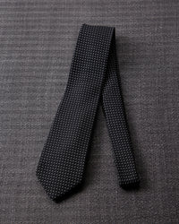 Line dot tie black